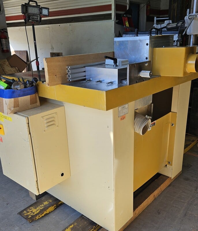 Ritter #R1175, very hevy duty shaper & 4-wheel feeder, 7.5 HP, 48" x 38" table area, 2 spindles, 2005 - Image 3