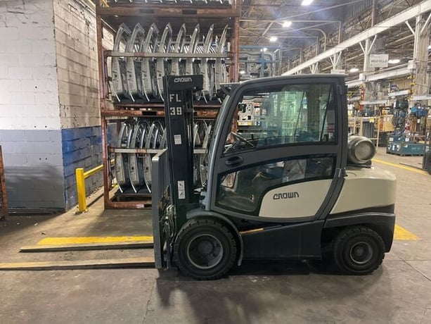 6500 lb. Crown #C5-1050-60, enclosure cab forklift, 24" load center, LPG, hydrostatic steering, 171" lift - Image 1