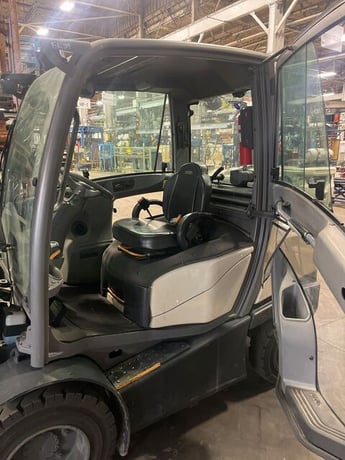 6500 lb. Crown #C5-1050-60, enclosure cab forklift, 24" load center, LPG, hydrostatic steering, 171" lift - Image 2
