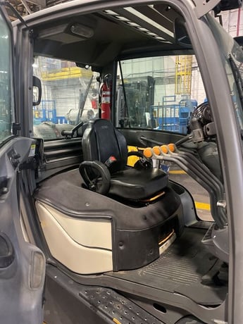 6500 lb. Crown #C5-1050-60, enclosure cab forklift, 24" load center, LPG, hydrostatic steering, 171" lift - Image 3