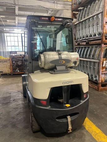 6500 lb. Crown #C5-1050-60, enclosure cab forklift, 24" load center, LPG, hydrostatic steering, 171" lift - Image 4