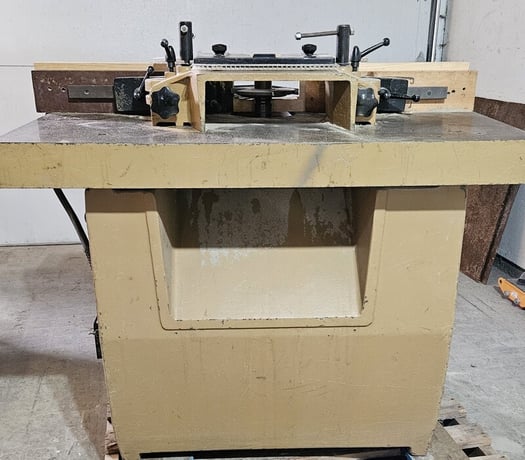 SCM #T-120/C, heavy duty shaper, 5.5 HP, 6.3 amps, 41" x 35" table, 1-1/4" spindle, 5 speed - Image 4