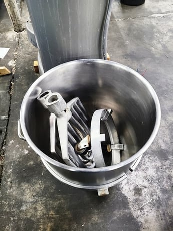35 gallon Hobart #V-1401, 140 qt planetary mixer, 5 HP, 14.4 amps - Image 4
