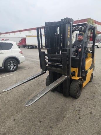 5500 lb. Yale Veracitor #60VX, LPG forklift, 3-stage mast, 48" forks, sideshift, fork positioner, 2015 - Image 7