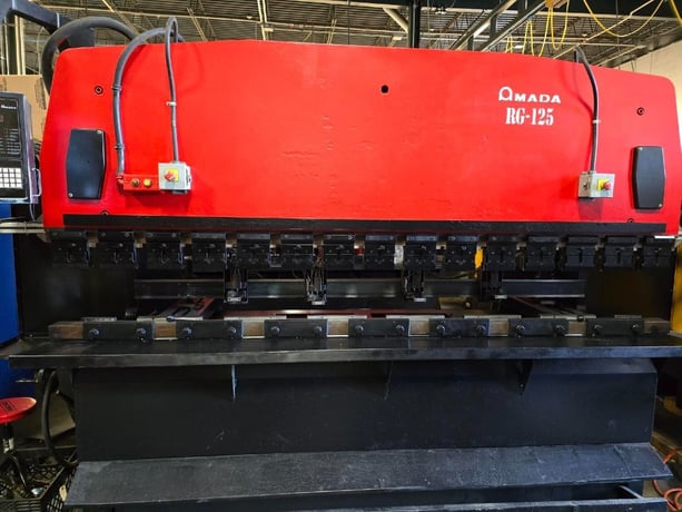 130 Ton, Amada #RG125-30, 3-Axis, Amada NC9EXII, 10.2' OA, 100.39" between housing, 1985 - Image 1
