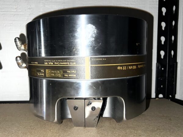 MTS #647.10, hydraulic grips, 22 KIP (100 kn), set of (4) flat wedge - Image 2