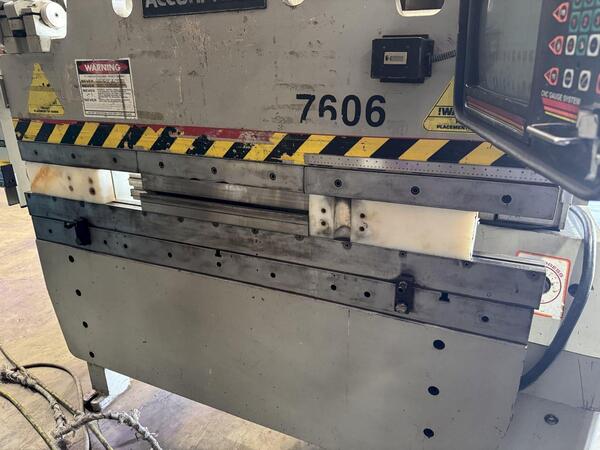 60 Ton, Accurpress #7606, CNC hydraulic press brake, 6' overall, 52" between housing, 8" stroke, 10 HP, 1996 - Image 2
