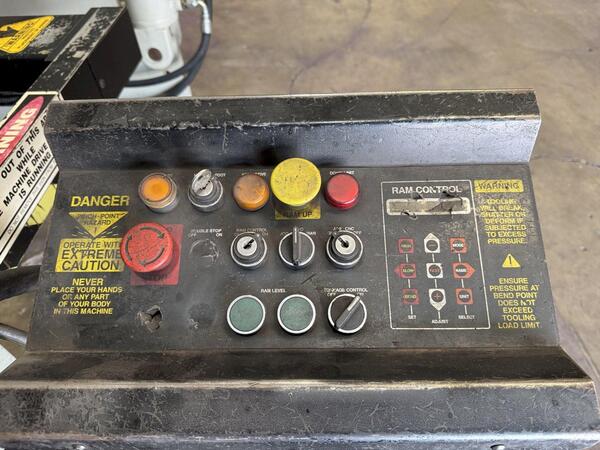 60 Ton, Accurpress #7606, CNC hydraulic press brake, 6' overall, 52" between housing, 8" stroke, 10 HP, 1996 - Image 8