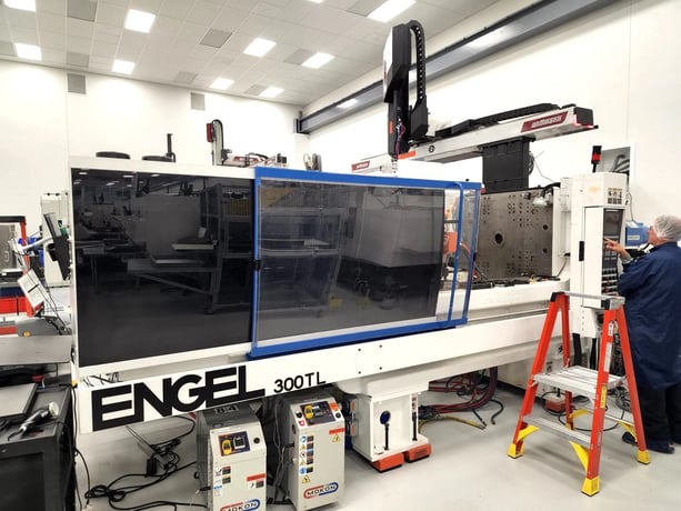 300 Ton, 20 oz., Engel #ES-1050H-330L-300TL, horizontal plastic injection molder, 35.6" x 35.8" platen, CC100 - Image 1