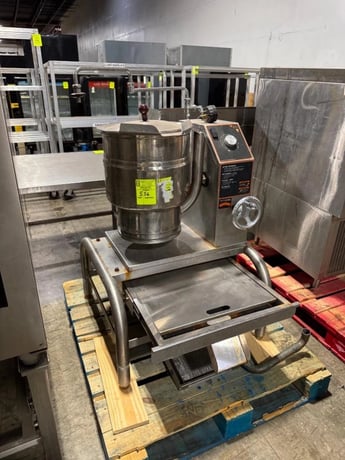 5 gallon Groen #TBBC-20C, 20 qt., 208V-3PH electric, crnk wheel tilting steam kettle on Stainless Steel stand - Image 1