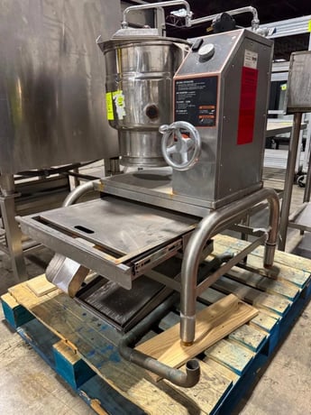 5 gallon Groen #TBBC-20C, 20 qt., 208V-3PH electric, crnk wheel tilting steam kettle on Stainless Steel stand - Image 2