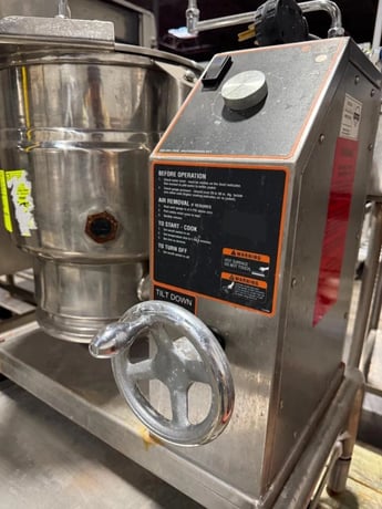 5 gallon Groen #TBBC-20C, 20 qt., 208V-3PH electric, crnk wheel tilting steam kettle on Stainless Steel stand - Image 3