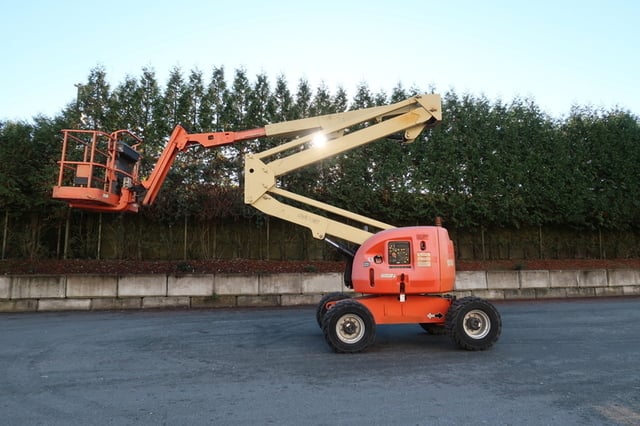 500 lb. JLG #450AJ-SII, articulated boom lift, 45' lift hght, 24.5'horizontal reach,, diesel, 2006 - Image 1