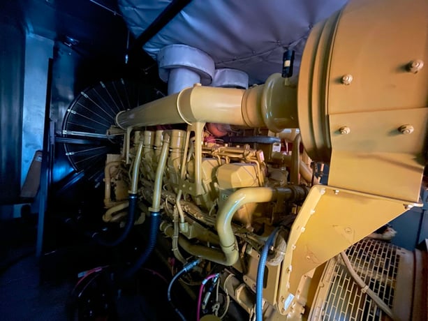 2000 KW Caterpillar #3516B, stationary generator set, diesel, 1800 RPM, 480 Volts, 649 hours, 2005 - Image 4