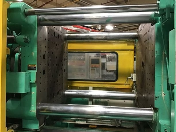 310 Ton, 41 oz., Toshiba #ISGS310WV10-19B Wide Platen, injection molding machine, 2001 - Image 3