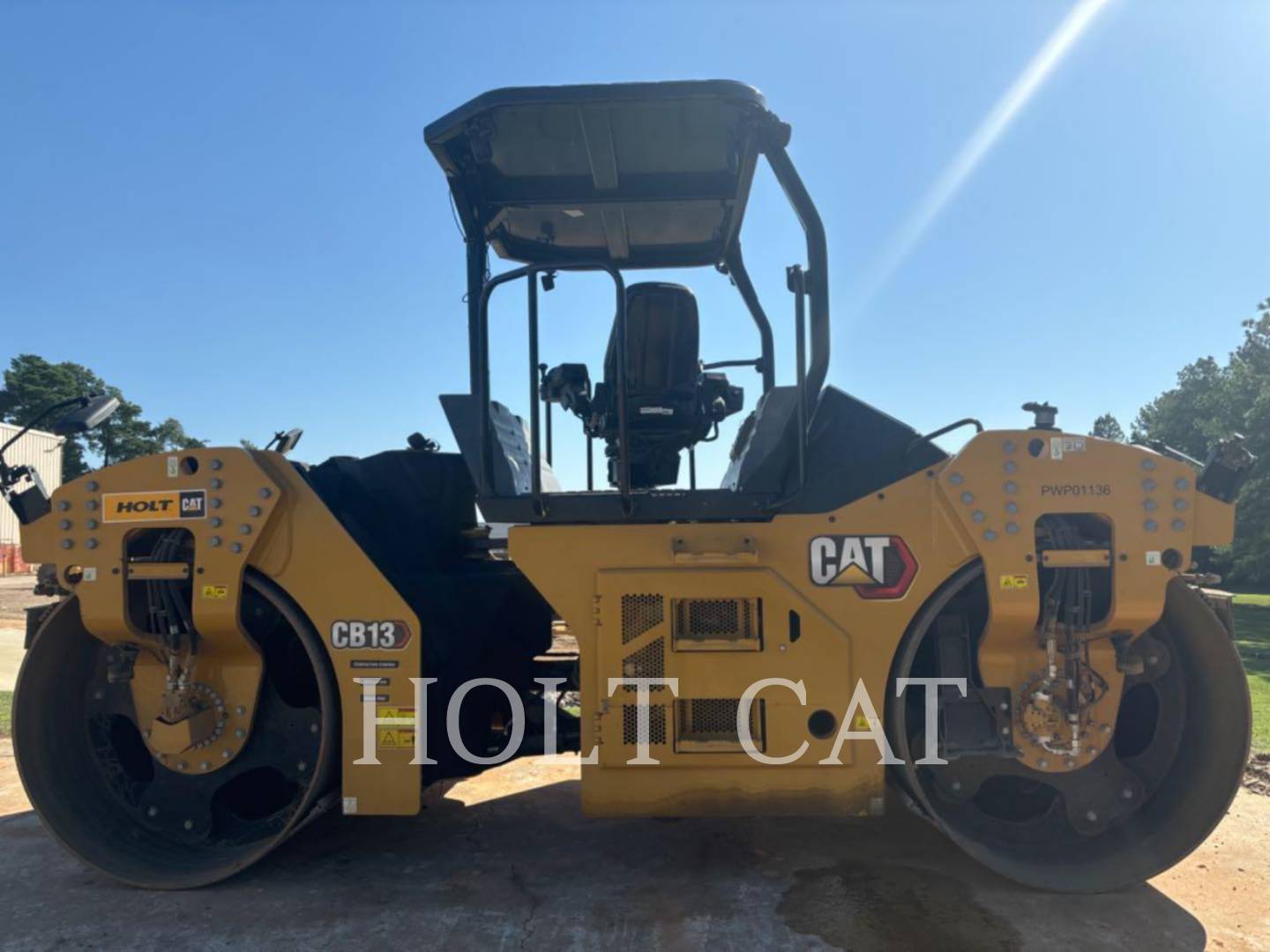 Caterpillar CB13, Vibratory Single Drum Asphalt, 158 hours, S/N: PWP01136, 2023 - Image 1