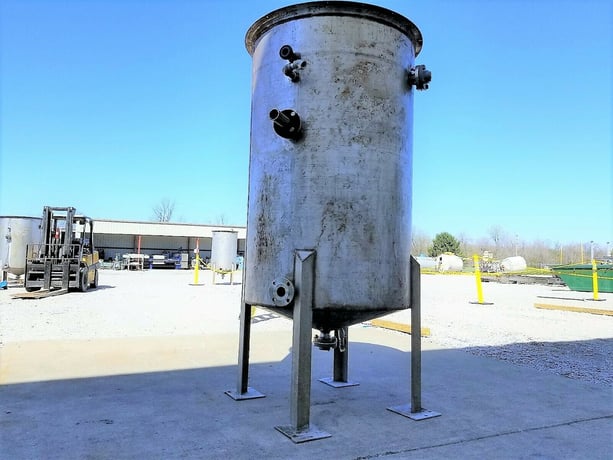 500 gallon Stainless steel tank with pipe coils, 42" dia. x 66" straight side, sloping bottom, oen top - Image 6