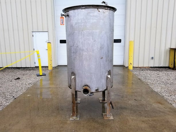 500 gallon Stainless steel tank with pipe coils, 42" dia. x 66" straight side, sloping bottom, oen top - Image 3