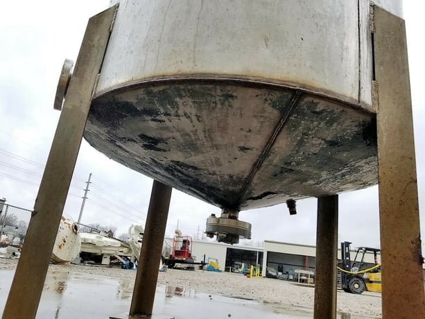 500 gallon Stainless steel tank with pipe coils, 42" dia. x 66" straight side, sloping bottom, oen top - Image 6