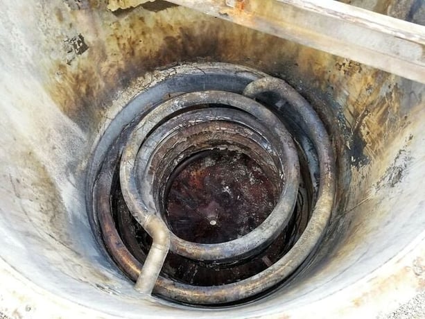 500 gallon Stainless steel tank with pipe coils, 42" dia. x 66" straight side, sloping bottom, oen top - Image 7