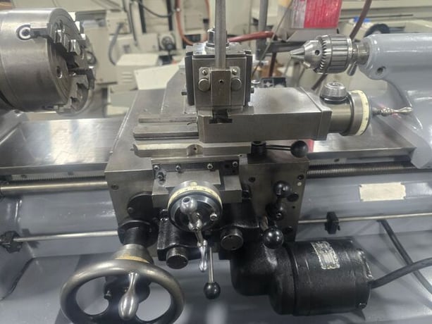 11" x 20" Hardinge #HLV-H, precision toolroom lathe, 6" 3-jaw chuck, 1.25" bore, 1.5 HP, 3000 RPM, tailstock - Image 7