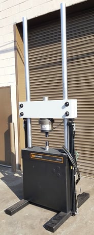 55 KIP (250 kN), Instron #8502, dynamic fatigue testing system, 2 columns, 26" btwn columns - Image 2