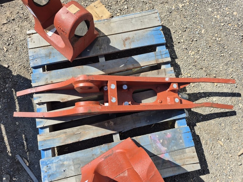 Komatsu #195-71-61360, welded brakcet right hand, like new - Image 2
