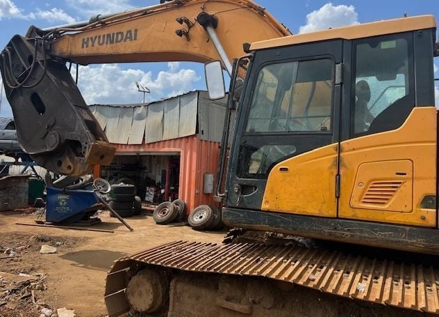 Hyundai #HX380L, excavator equipped with Kinshofer shear, non-rotating, 2019 - Image 1