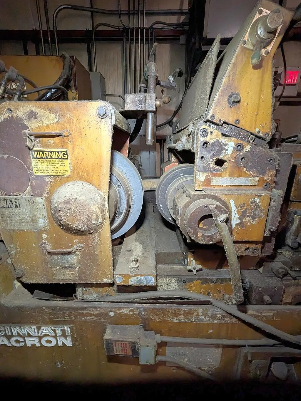 Cincinnati Milacron No. 330-15 Mdl. DE, centerless grinder, 24" x 12" x 15" wheel, coolant, 1977 - Image 2