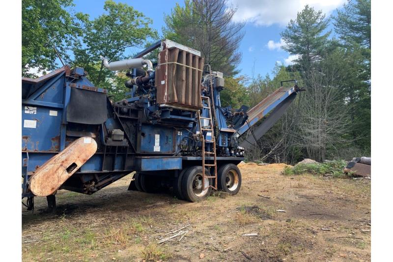 Peterson Pacific #2400A, Wood Grinder, 425 HP Diesel Engine, 1998 - Image 1