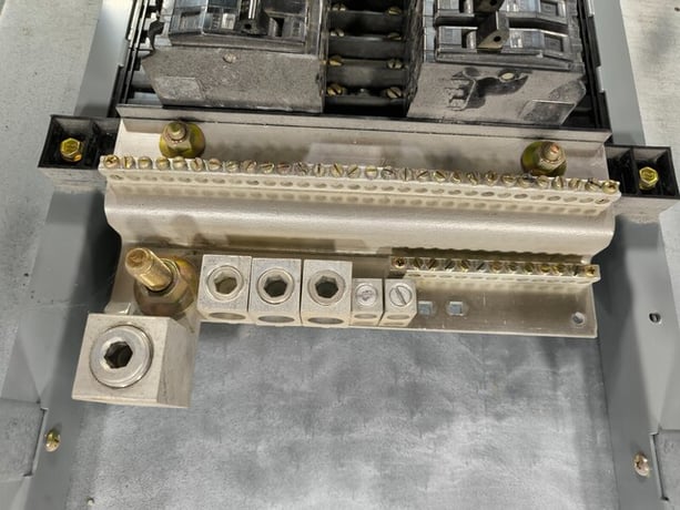 400 Amp. Square D, NQOD442L400CU, Panelboard, 120/208 VAC, 3 PH, 4 wire, 42 Space, w/ 28 breakers - Image 5