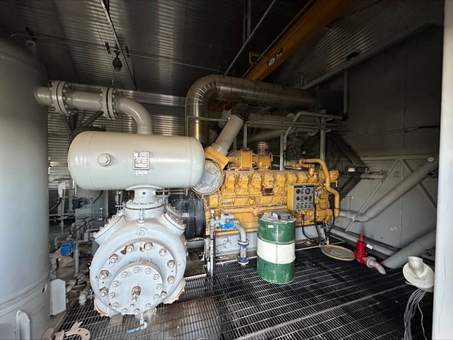 1085 HP Geminis #E602, reciprocating compressor, 2-stages, 1200 RPM, Caterpillar G3516 TAW-LE NG engine, 2005 - Image 2
