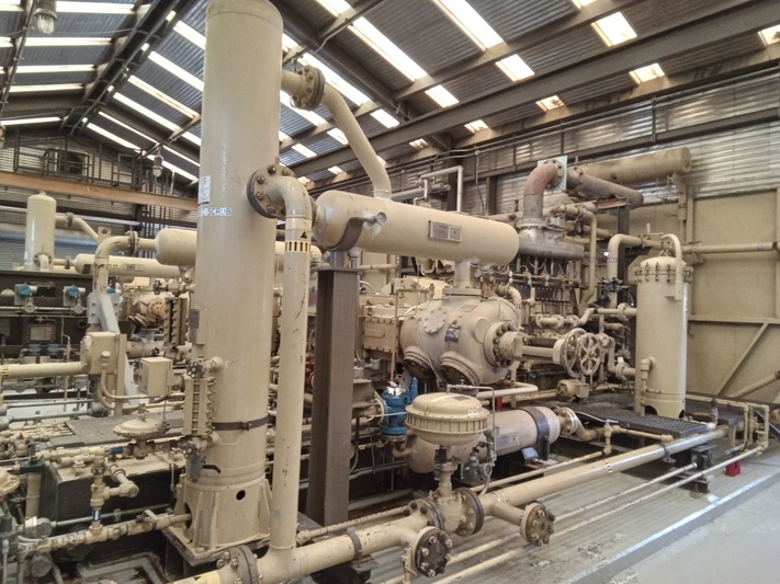 600 HP Superior #MW-62, reciprocating compressor, 2 throws, 2 stages, 900 RPM, Superior 6G-825 engine, 1989 - Image 2