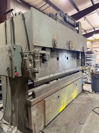 175 Ton, De Laurice #17510, Hydraulic Press Brake, 121.5" overall, 124" between housing, 6" stroke, 14" Shut - Image 8