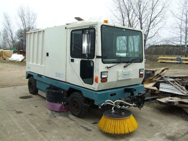 Tennant #830, floor sweeper, rebuilt diesel engine, low hours, 1999 - Image 1