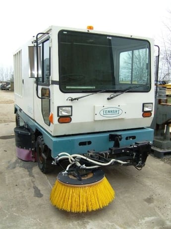 Tennant #830, floor sweeper, rebuilt diesel engine, low hours, 1999 - Image 2