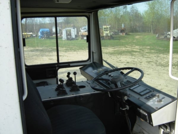 Tennant #830, floor sweeper, rebuilt diesel engine, low hours, 1999 - Image 4