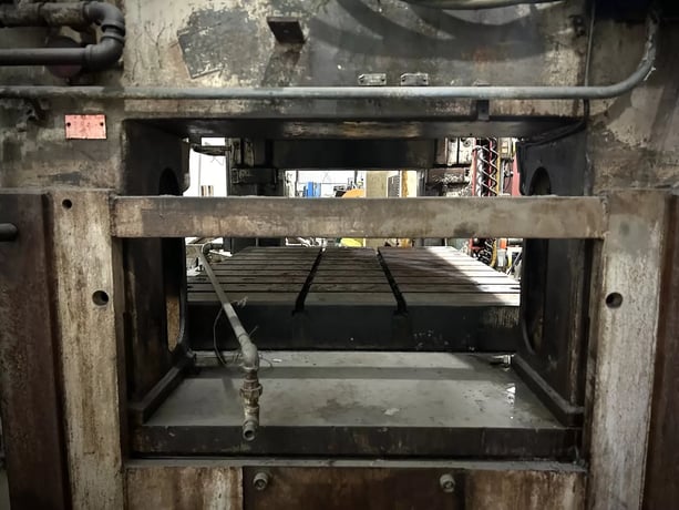 200 Ton, Verson #S2, 6" stroke, 33" Shut Height, 60" x48" bed, 40-80 SPM, cushion, 1973 - Image 9