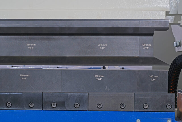 125.98" Erbend #MFA-3230, CNC Servo Combi Folder, 11 gauge, 9.84" Open Height (No Tools), 3.15" Beam - Image 6
