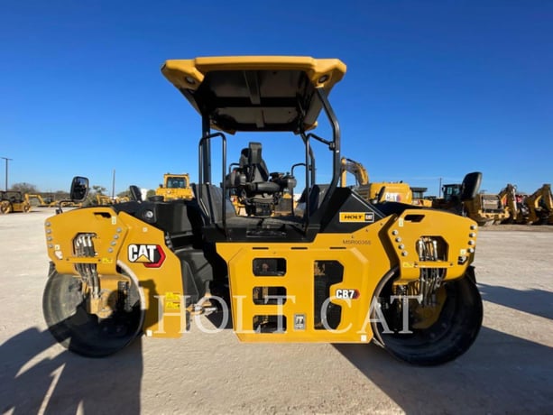 Caterpillar CB7, Vibratory Single Drum Asphalt, 52 hours, S/N: M5R00355, 2023 - Image 2