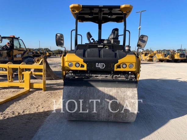 Caterpillar CB7, Vibratory Single Drum Asphalt, 52 hours, S/N: M5R00355, 2023 - Image 3