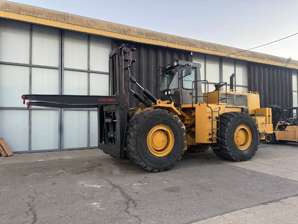 60000 lb. Caterpillar all terrain lift, 216" lift height - Image 1