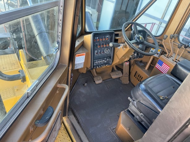 60000 lb. Caterpillar all terrain lift, 216" lift height - Image 2