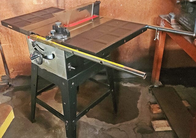 Dayton #4TJ88B, Contractors Table Saw, 10" blade, 3-1/8" max cut, 1.33 HP, 120 V., w/ Tsquare & blade guard, - Image 5