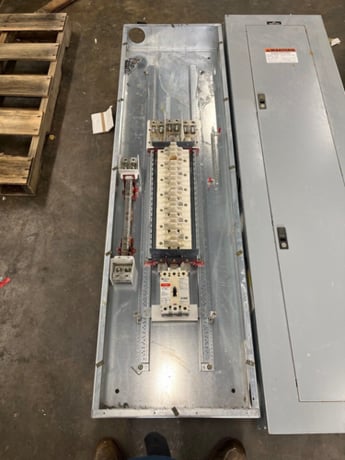 400 Amp. Cutler Hammer, PRL2A MLO, Panelboard, 277/480 Volts 3PH 4W Indoor Encl 42Cir FD3225 P586 - Image 2