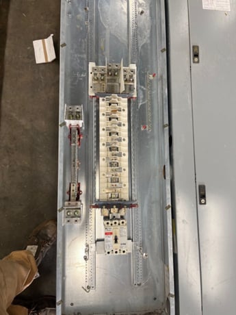 400 Amp. Cutler Hammer, PRL2A MLO, Panelboard, 277/480 Volts 3PH 4W Indoor Encl 42Cir FD3225 P586 - Image 3