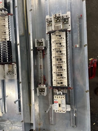 400 Amp. Cutler Hammer, PRL2A, Panelboard, 277/480 Volts 3PH 4W 42Cir Indoor Encl FD3225 MLO P578 - Image 3