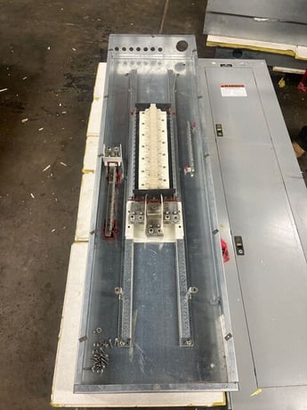 400 Amp. Cutler Hammer, PRL2A, Panelboard, 277/480 Volts 3PH 4W Indoor Encl 42 Circuit MLO P581 - Image 2