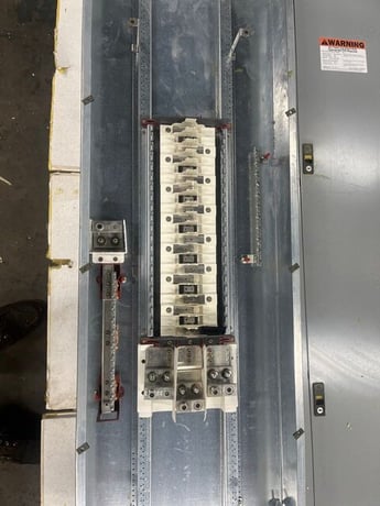 400 Amp. Cutler Hammer, PRL2A, Panelboard, 277/480 Volts 3PH 4W Indoor Encl 42 Circuit MLO P581 - Image 3