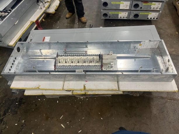 400 Amp. Cutler Hammer, PRL2A, Panelboard, 277/480 Volts 3PH 4W Indoor Encl 42 Circuit MLO P581 - Image 4